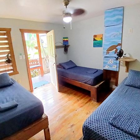 Roatan Backpackers' Hostel Sandy Bay Exteriör bild