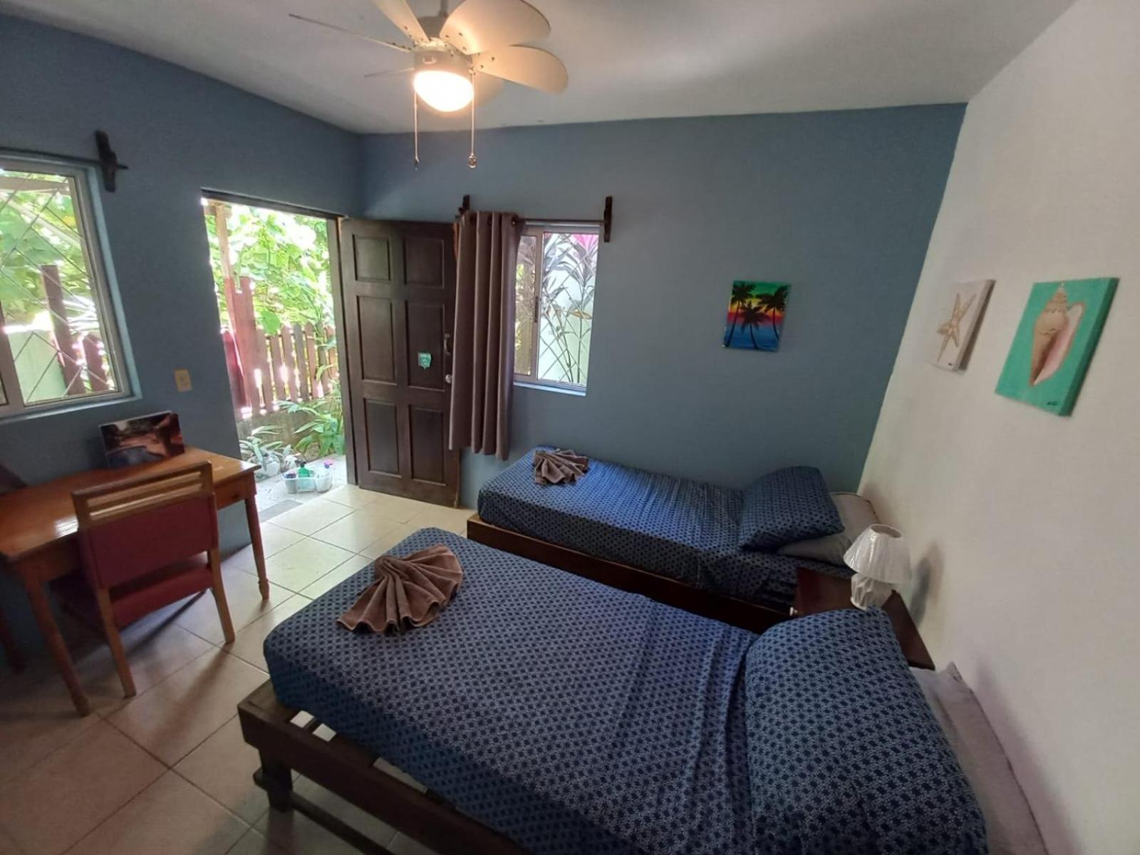 Roatan Backpackers' Hostel Sandy Bay Exteriör bild