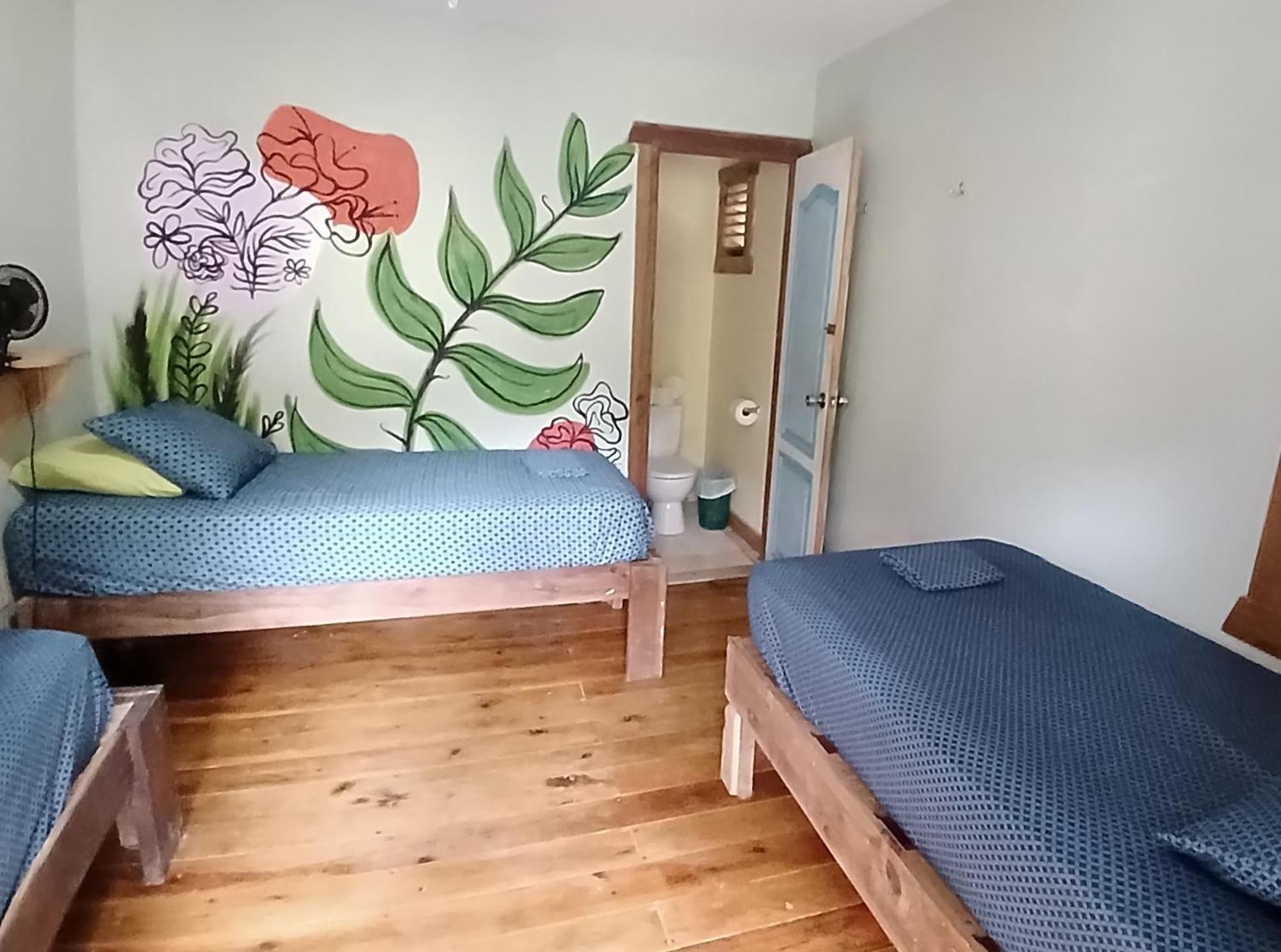 Roatan Backpackers' Hostel Sandy Bay Exteriör bild