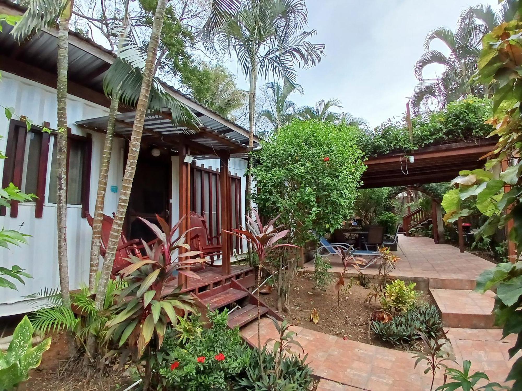 Roatan Backpackers' Hostel Sandy Bay Exteriör bild